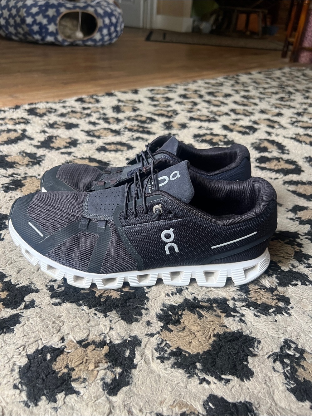 Woman’s ON Cloud 6 sneaker shoes size M9